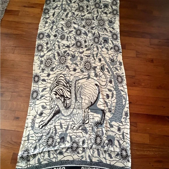 Christian Dior Reversible Floral Wrap Silk Scarf. - Picture 13 of 16